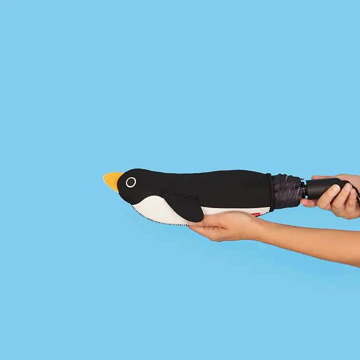 Apertura automatica e design a forma di pinguino