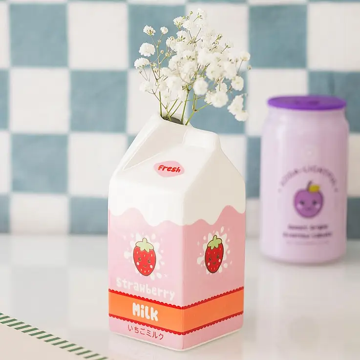 Vaso kawaii a forma di cartone del latte alla fragola